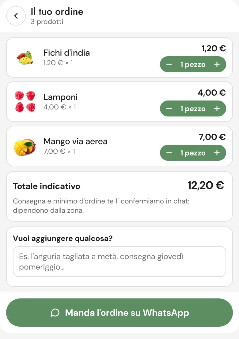 The storefront order sheet: three fruits, the indicative total and the button «Manda l’ordine su WhatsApp»