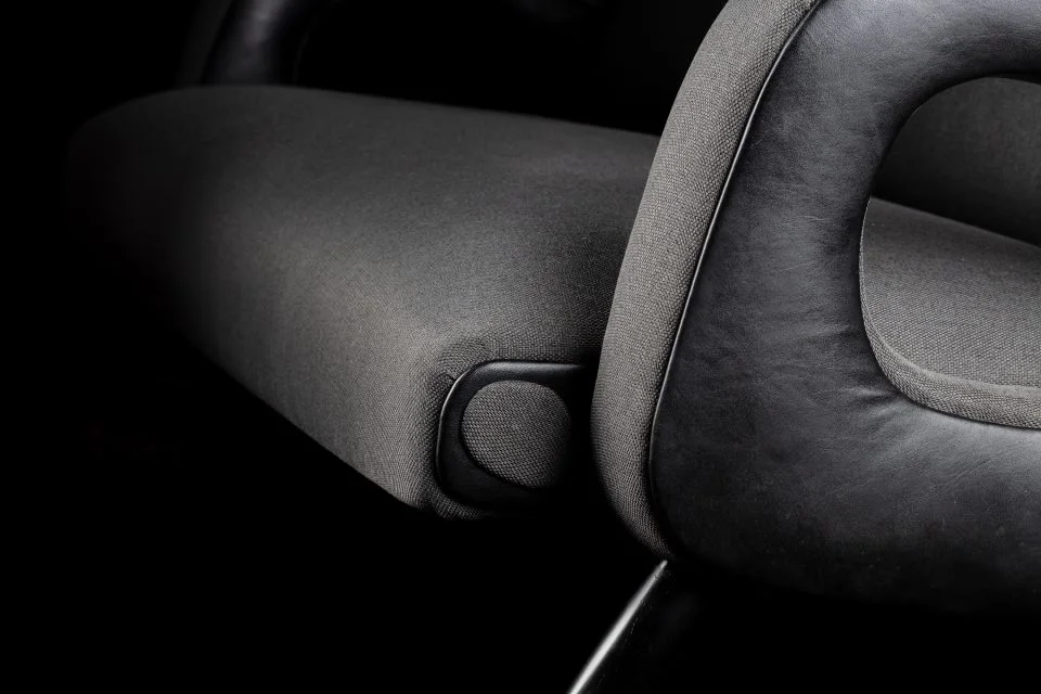 A ring armrest in leather and fabric